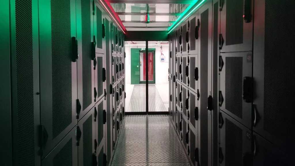 DataCenter-izarHost-edited-1